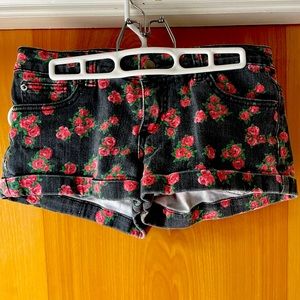 Floral women’s shorts with stretch